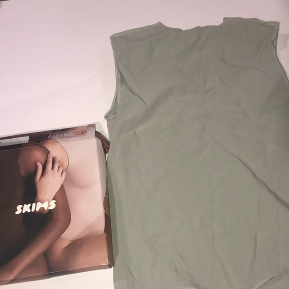 SKIMS Essential Crewneck Sleeveless Bodysuit - Picture 4 of 9